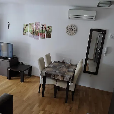 公寓 Gesamte In Mit Moebliertem Balkon *