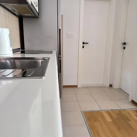 Gesamte In Mit Moebliertem Balkon